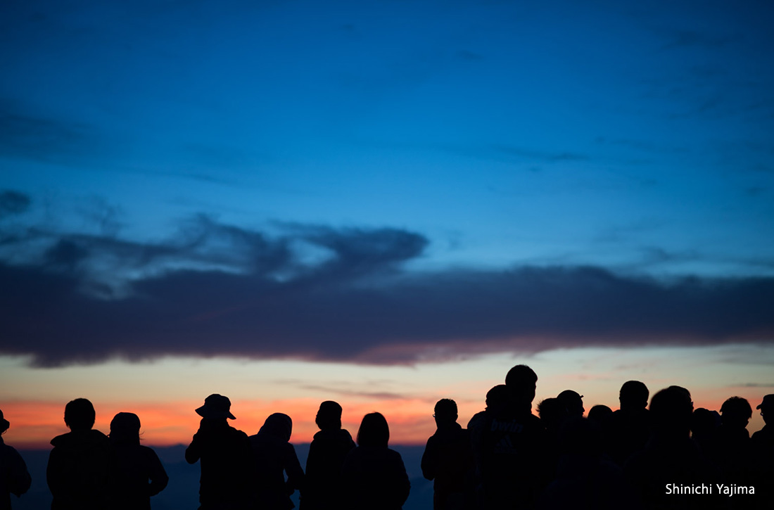 Hikers wait for the sunrise in front of Enzanso.