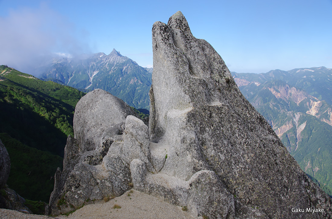 燕山荘～燕岳で見られる奇岩”イルカ岩”